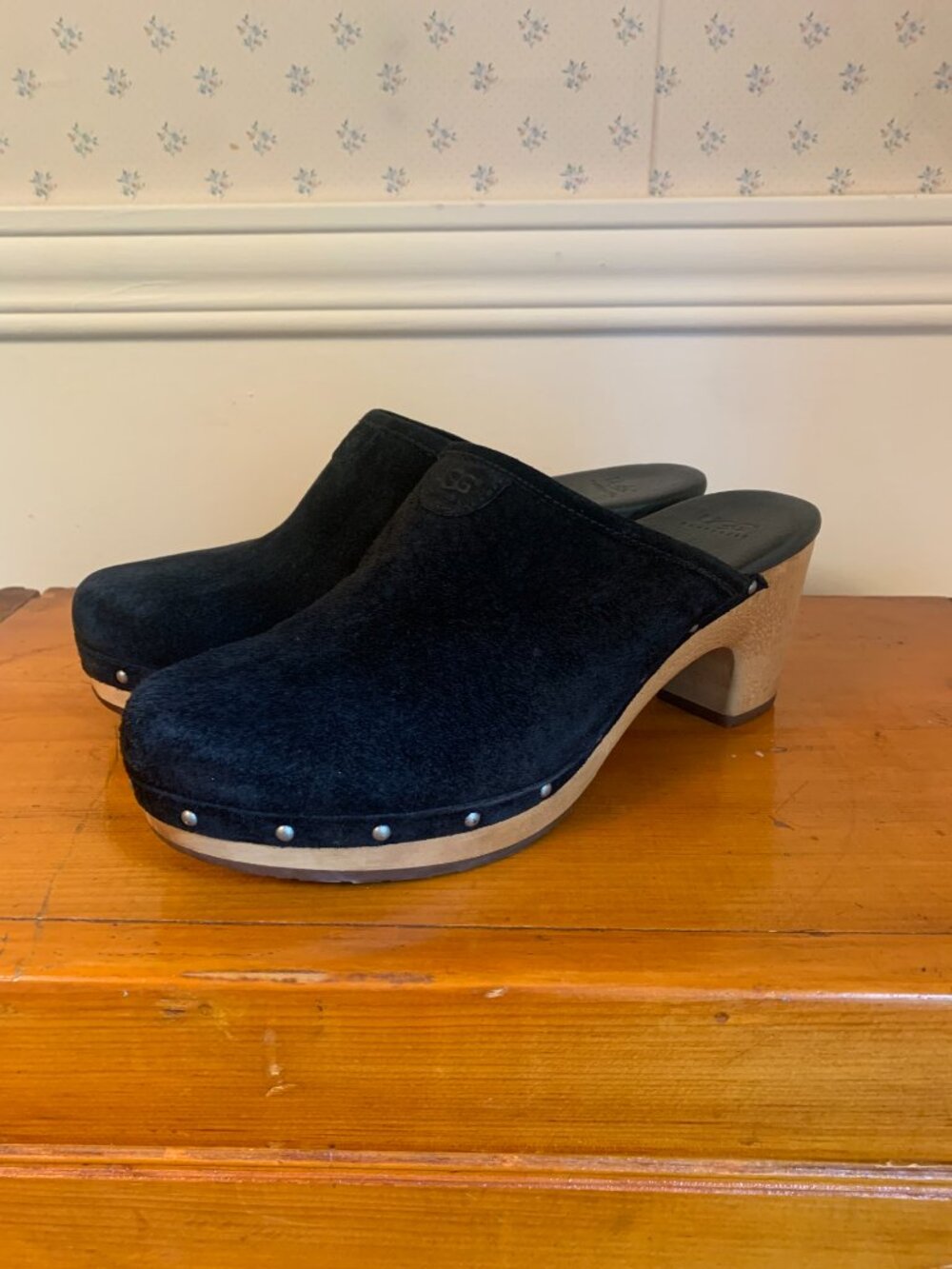UGG Abbie Black Suede Leather Sheepskin clogs US 8 - Picture 2 of 6